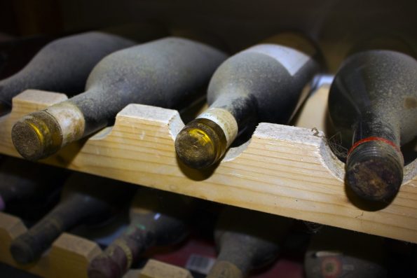 bottles 1483718 595x397 - [Wiedza o winie] Zasady przechowywania wina